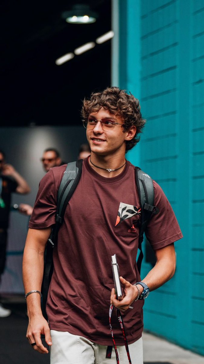 𝑨𝑵𝑫𝑹𝑬𝑨 𝑨𝑵𝑻𝑶𝑵𝑬𝑳𝑳𝑰. tweet media