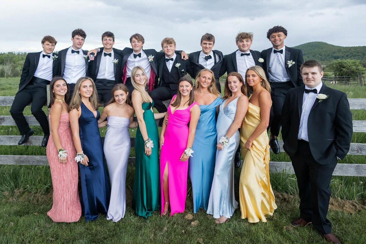 The Senior Dance was full of joy, laughter, and memories. Relive every moment in our full Flickr album: flickr.com/photos/hotchki… 📸💃🕺💙