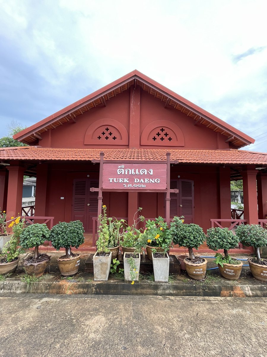 Émouvante cérémonie sur les lieux de mémoire 🇫🇷 à Chanthaburi. Merci au <a href="/SouvenirFR/">Souvenir Français</a> et à nos amis thaïlandais qui œuvrent magnifiquement à la préservation et à la valorisation de ce riche patrimoine commun.
