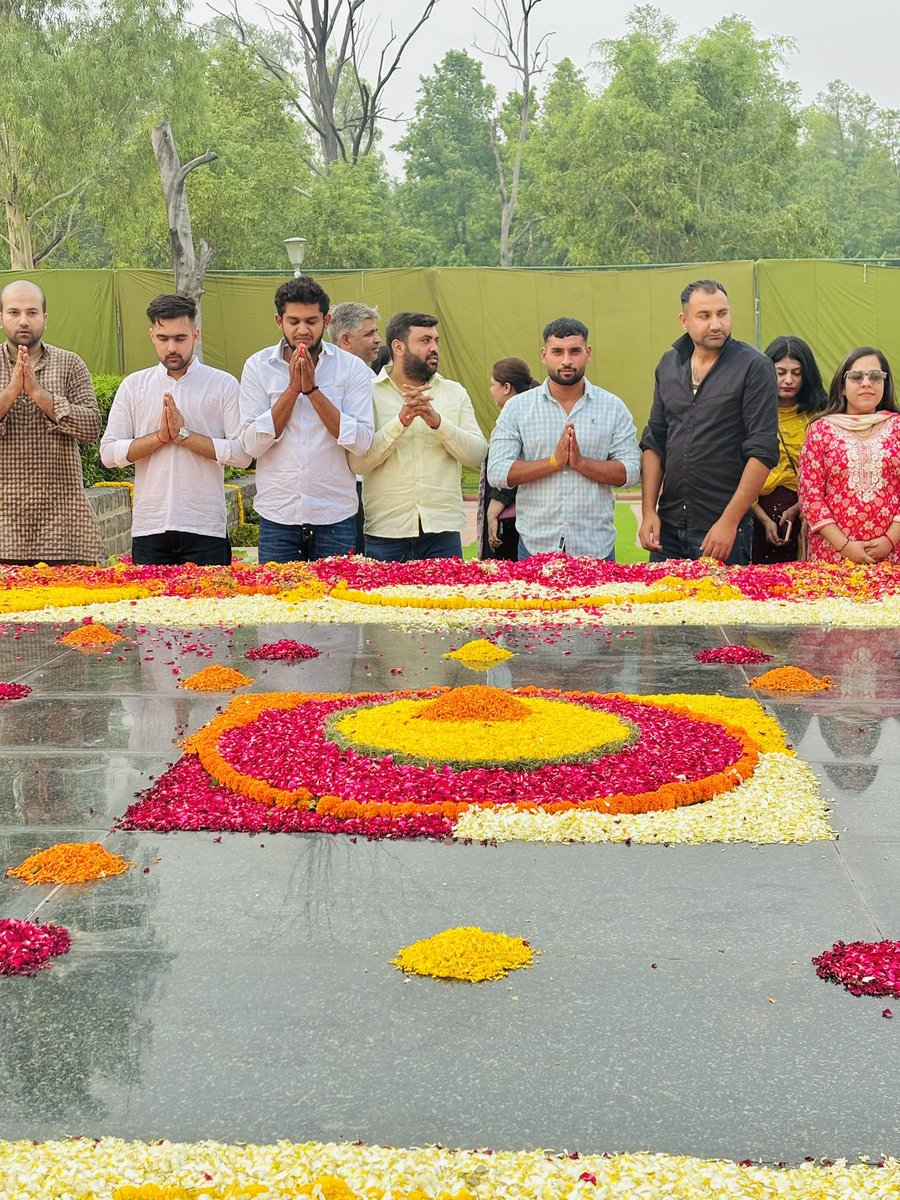 ch_Aakash_Rathi's tweet photo. भारत रत्न श्रद्धेय चौधरी चरण सिंह जी अमर रहे अमर रहे।
किसान मसीहा, भारत के पूर्व प्रधानमंत्री, भारत रत्न परमश्रद्धेय चौधरी चरण सिंह जी की पुण्यतिथि पर शत-शत नमन । https://t.co/UqvlGSHtZG
