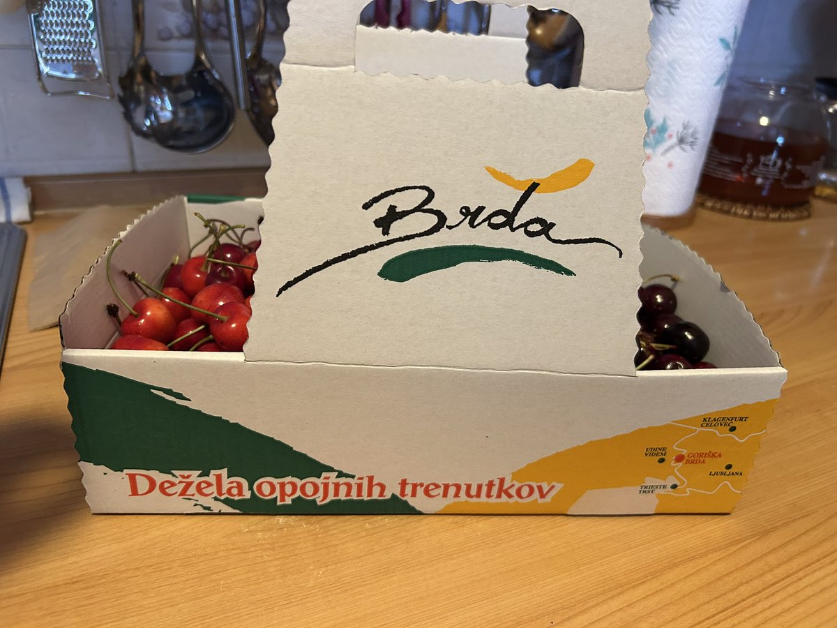 Bila v Brdih. Pr gospe v Dobrovi so češnje po 4€/kg. In hrustavke in “navadne”.