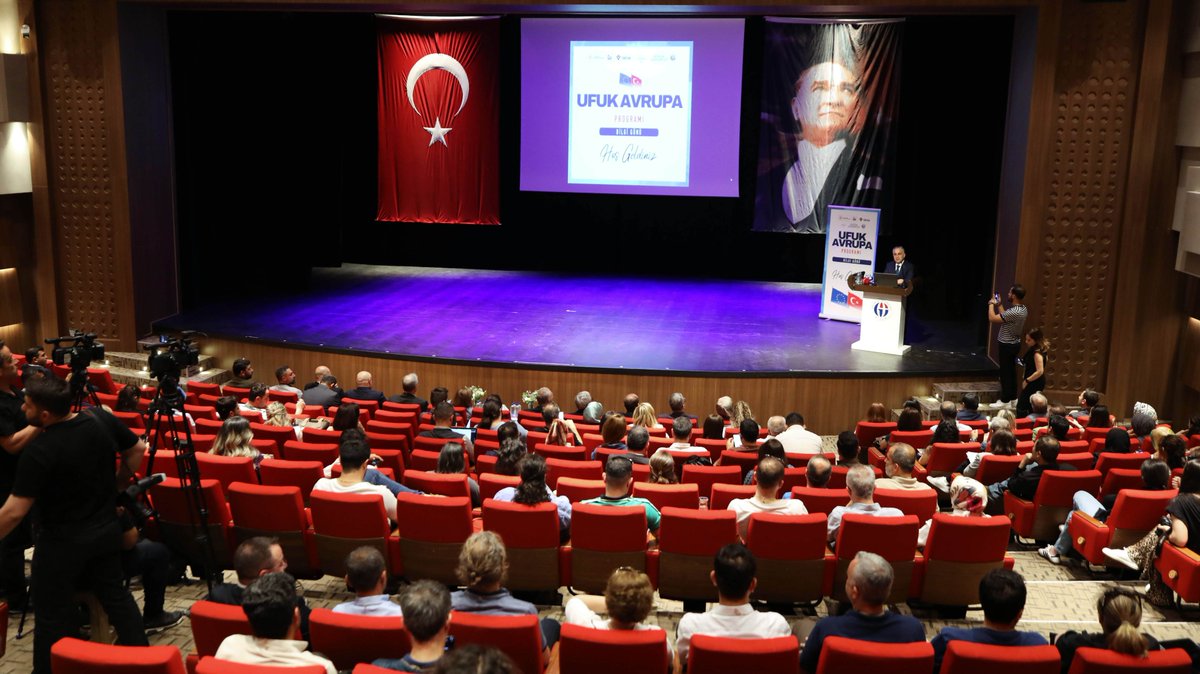 1⃣ TÜBİTAK, Gaziantep Üniversitesi ve Gaziantep Büyükşehir Belediyesi iş birliğinde, TÜBİTAK Avrupa Birliği Çerçeve Programlar Ulusal Koordinasyon Ofisi tarafından düzenlenen “Ufuk Avrupa Bilgi Günü” etkinliği, GAÜN Atatürk Kültür Sahnesi’nde gerçekleştirildi.