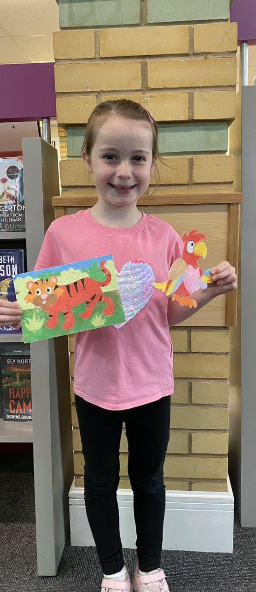WFlibraries's tweet image. Some fantastic #sandart this morning at #NormantonLibrary @MyWakefield #craft #crafting #schoolholidays