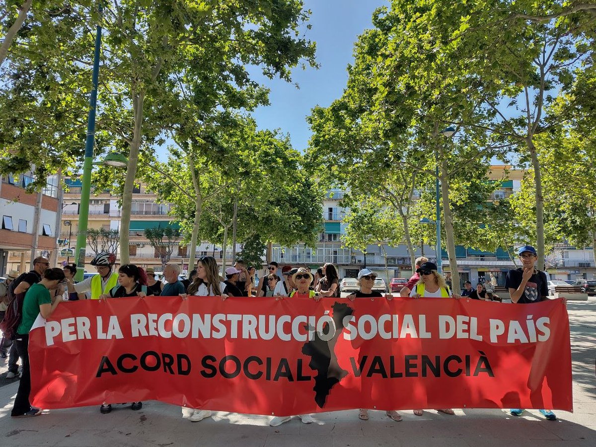 #VagaGeneral29M | Columnes de manifestants marxen des de diferents barris de #València cap a la plaça de l'Ajuntament, on comença la manifestació de vesprada directa.cat/la-vaga-genera… Fotos de Raquel Fontanal i <a href="/lugaracogedor/">irene Molina</a>