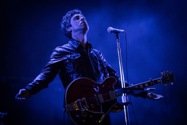 eycteann's tweet photo. Hoy cumple años Noel Gallagher, el rockstar inglés eternamente enamorado de Argentina. Y como buen enamorado, nunca dejó de demostrarlo. Estos son algunos momentos de uno de los amores más grandes de todos los tiempos. 🧵🇦🇷 Abro hilo: https://t.co/CZwvjdbf8A