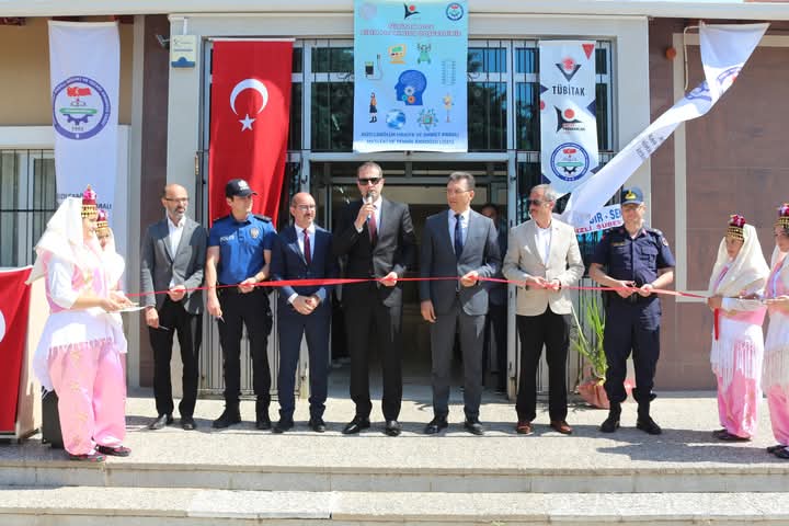 Tavasmem's tweet photo. Kızılcabölük Hanife ve Ahmet Paralı Mesleki ve Teknik Anadolu Lisesinin hazırlamış olduğu "TÜBİTAK 4006 Bilim Fuarı" Kaymakamımız İsmail DEMİR'in katılımıyla gerçekleştirildi.
@tavasmakam @denizlimem @emre_caliskan @ibrahimcollu @kizilcabolukhap https://t.co/PMVKtnwJZc