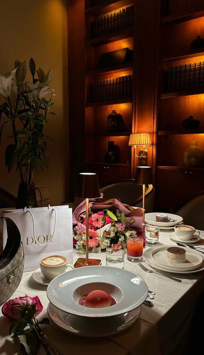 أهلاً بيوم ميلادي ، أهلاً بعامي الجديد 
اللهم السلام وعاماً مليئاً بما أتمنى🧡🎈🎈.