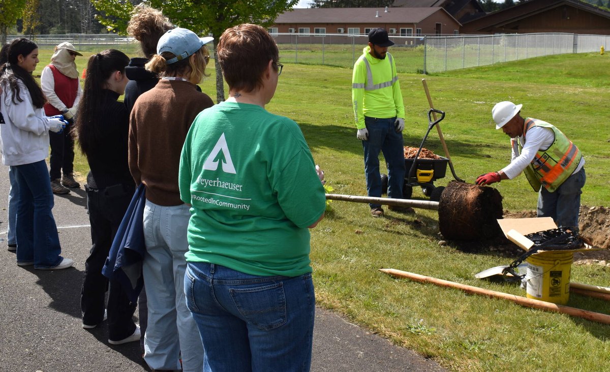 Improving Aberdeen’s tree equity score one tree at a time
Group comes together to plant trees in Aberdeen’s Pioneer Park
thedailyworld.com/news/improving…