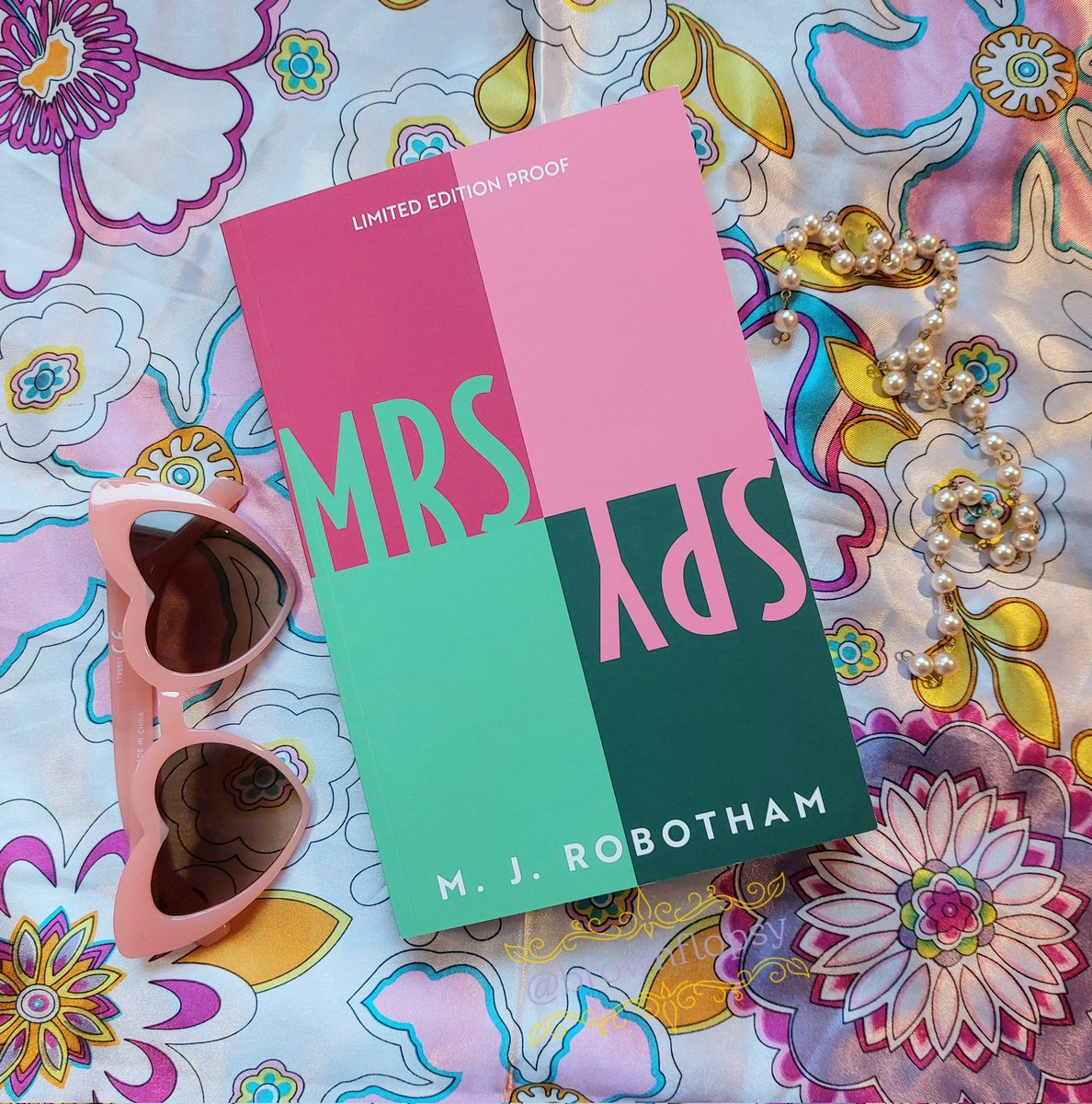 Sue at Brown Flopsy's Book Burrow 🐇📖 (@brownflopsy) on Twitter photo Welcome to my review of the delightful 1960's espionage caper #MrsSpy by <a href="/mandyrobothamuk/">MandyRobothamUK/MJRobotham</a>
Out now from <a href="/AriaFiction/">Aria Fiction</a>
What a fabulous pick as one of May's <a href="/Squadpod3/">The SquadPod Collective</a> #SquadPodFeaturedBooks - easily one of my top reads of 2025! 💜
brownflopsy.blogspot.com/2025/05/mrs-sp… Welcome to my review of the delightful 1960's espionage caper #MrsSpy by <a href="/mandyrobothamuk/">MandyRobothamUK/MJRobotham</a>
Out now from <a href="/AriaFiction/">Aria Fiction</a>
What a fabulous pick as one of May's <a href="/Squadpod3/">The SquadPod Collective</a> #SquadPodFeaturedBooks - easily one of my top reads of 2025! 💜
brownflopsy.blogspot.com/2025/05/mrs-sp…
