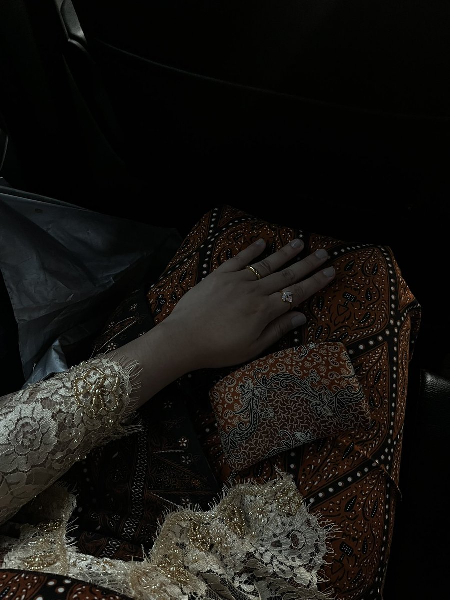 ZetyNellyasmin's tweet photo. My first fullset of kebaya bali, beaches, sunrise and ofc half marathon! https://t.co/RtfApsilqI