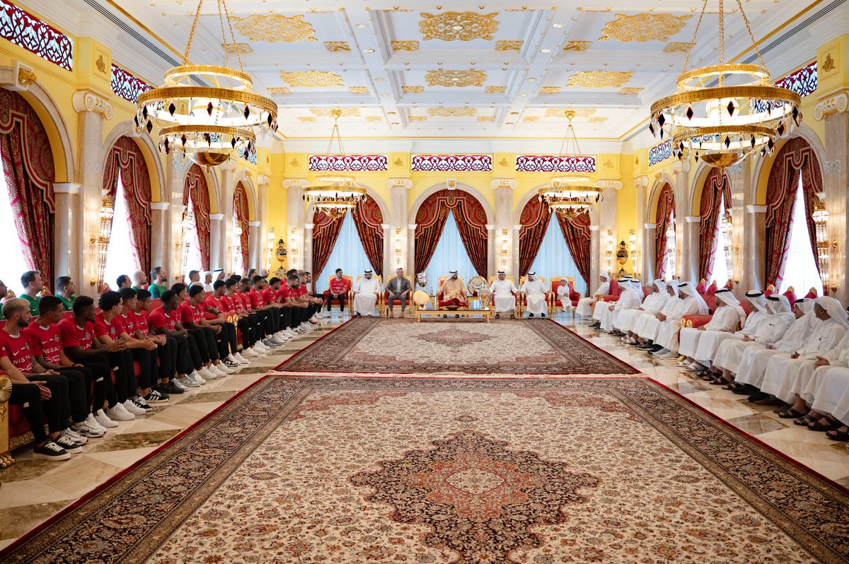 محمد بن راشد يستقبل لاعبي فريق شباب الأهلي، والجهازين الإداري والفني وعدد من أهالي وأسر اللاعبين في قصر زعبيل، بحضور مكتوم بن محمد وأحمد بن محمد، وذلك بمناسبة فوز فريق شباب الأهلي بأربع بطولات خلال الموسم الرياضي 2024–2025.