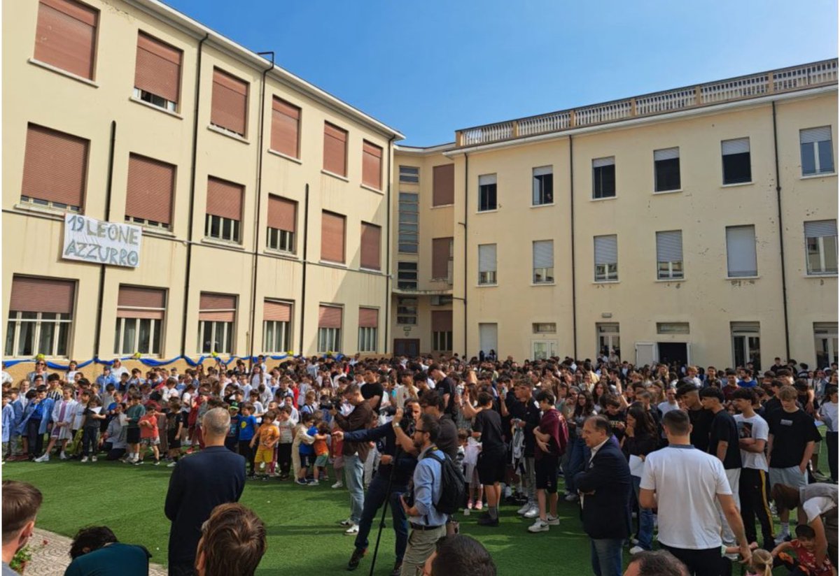 CarloFrisi's tweet photo. Bellissima giornata oggi con Leonardo Bonucci, grande atleta e grande uomo.
Grazie alla scuola Maestre Pie di Rimini per la partecipazione, entusiasmo e considerazione. 
Un abbraccio 🥰 
https://t.co/NGnG6CV3T4
#carlofrisi #LeonardoBonucci
#maestrepierimini https://t.co/fYbtT922NB