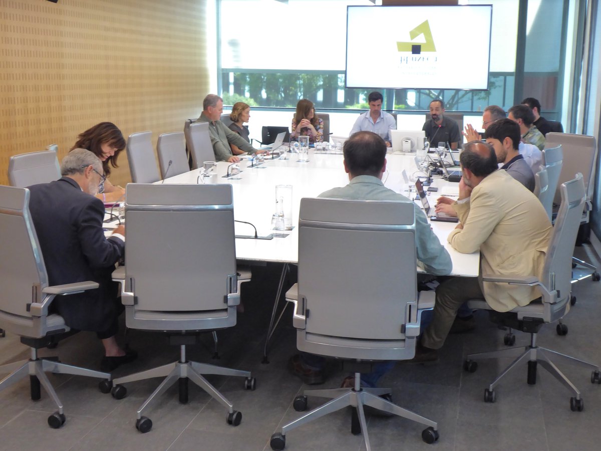 Eskola Kirolari buruzko Ponentzian Dan Lertxundi, Gipuzkoako Foru Aldundiko Kirol teknikari ohiaren agerraldia / Comparecencia de Dan Lertxundi, ex-técnico de Deportes de la Diputación Foral de Gipuzkoa
jggipuzkoa.seneca.tv/watch?id=MmJiZ…