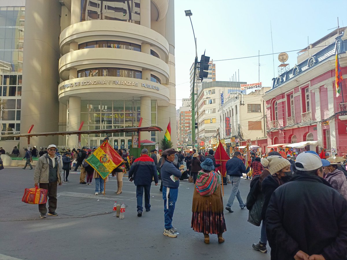 ArminCopa's tweet image. #deÚltimo
Juntas vecinales de #LaPaz bloquean en el centro paceño en reclamo del incremento de los costos de la canasta familiar. Piden al Gobierno soluciones inmediatas urgentes.