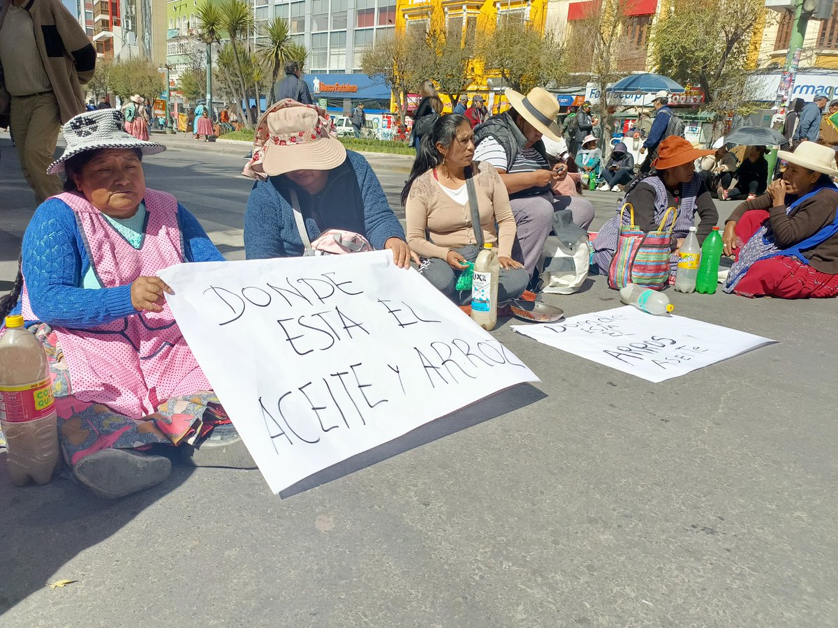 ArminCopa's tweet image. #deÚltimo
Juntas vecinales de #LaPaz bloquean en el centro paceño en reclamo del incremento de los costos de la canasta familiar. Piden al Gobierno soluciones inmediatas urgentes.