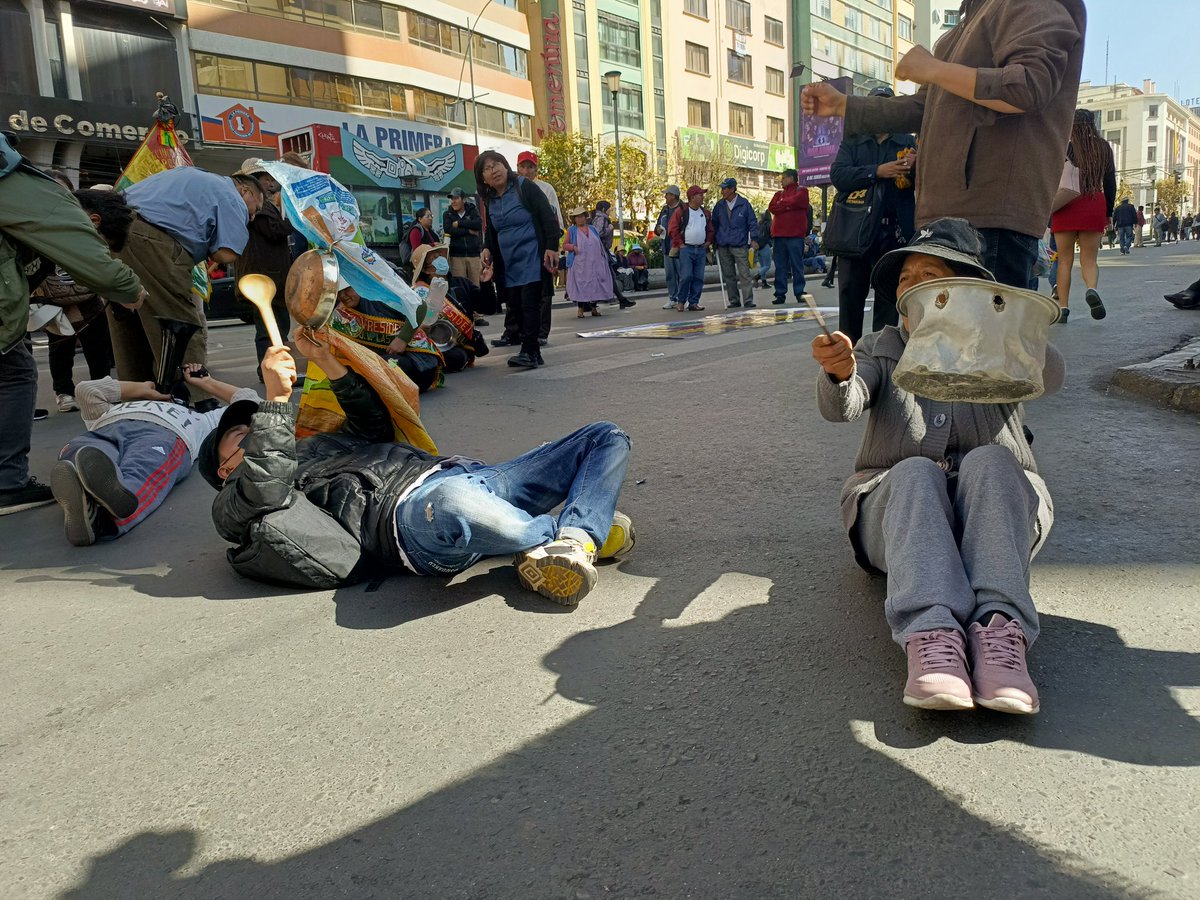 ArminCopa's tweet image. #deÚltimo
Juntas vecinales de #LaPaz bloquean en el centro paceño en reclamo del incremento de los costos de la canasta familiar. Piden al Gobierno soluciones inmediatas urgentes.