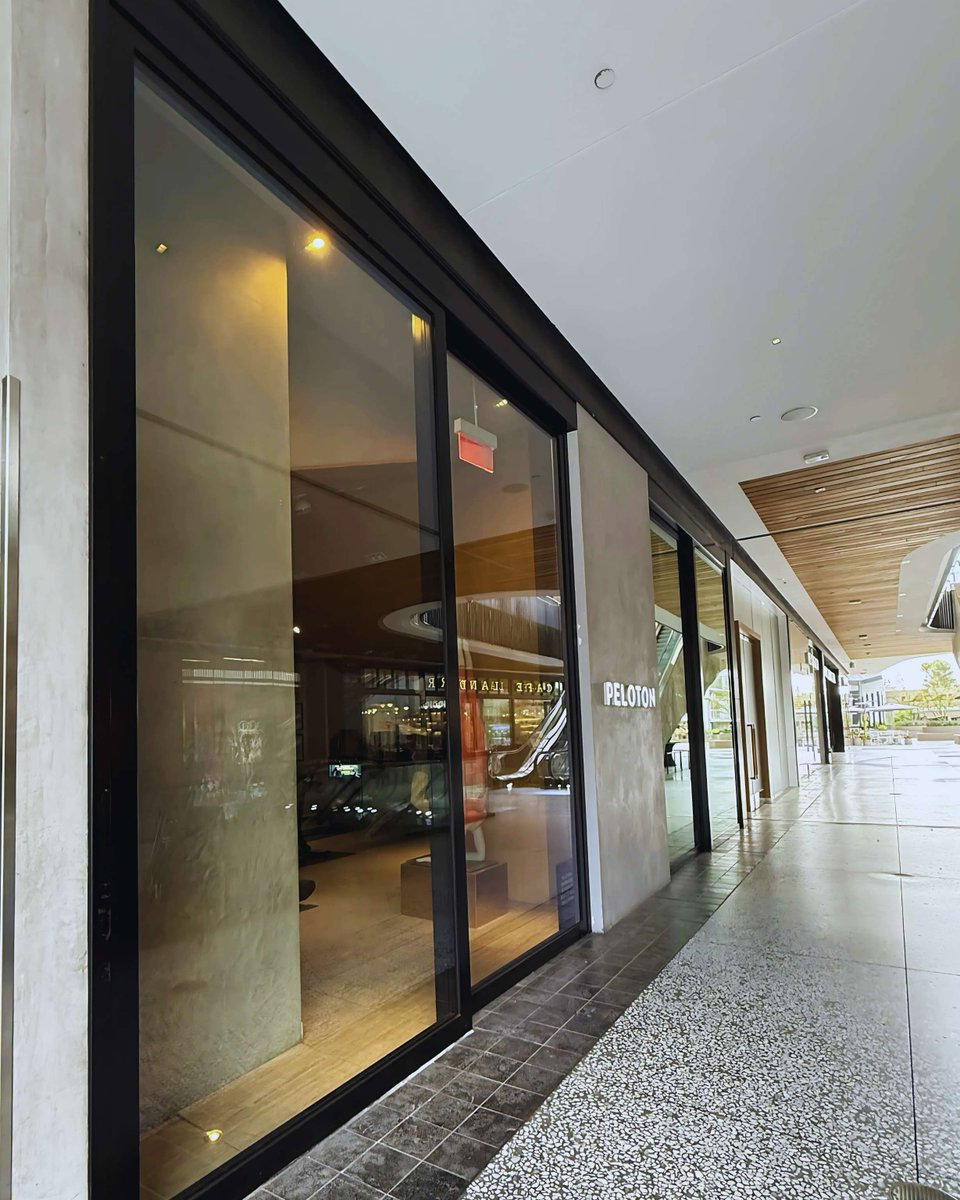 PandaWindows's tweet image. Our LTS.19 all-aluminum thermally broken Lift &amp;amp; Slide system installed at Peloton, Westfield Century City, LA.

This system combines energy efficiency with sleek aluminum design, ensuring superior thermal insulation and seamless indoor-outdoor transitions ⚡️♻️