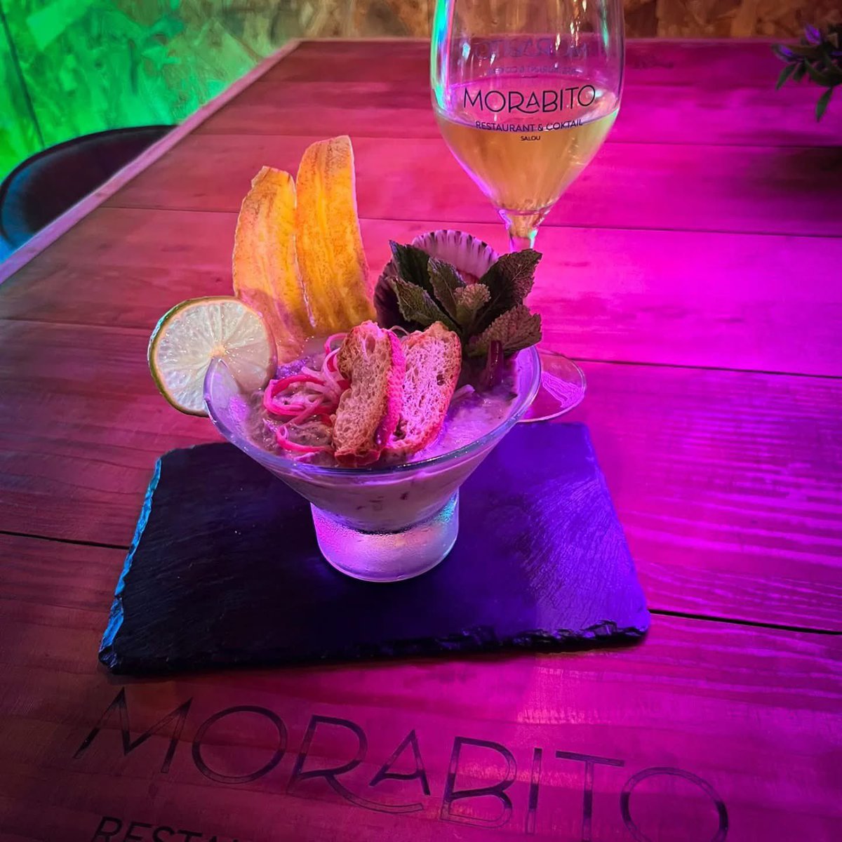 Al @morabitosalou el Ceviche de verat, son surimi i tacs sípia 🍷😋. Avui toca peix blau al #TastaSalou👏 
@saloufoodexperience
.
#gastronomia #salou #saloufood #saloufoodexperience #rutagastronomica #vicatalà