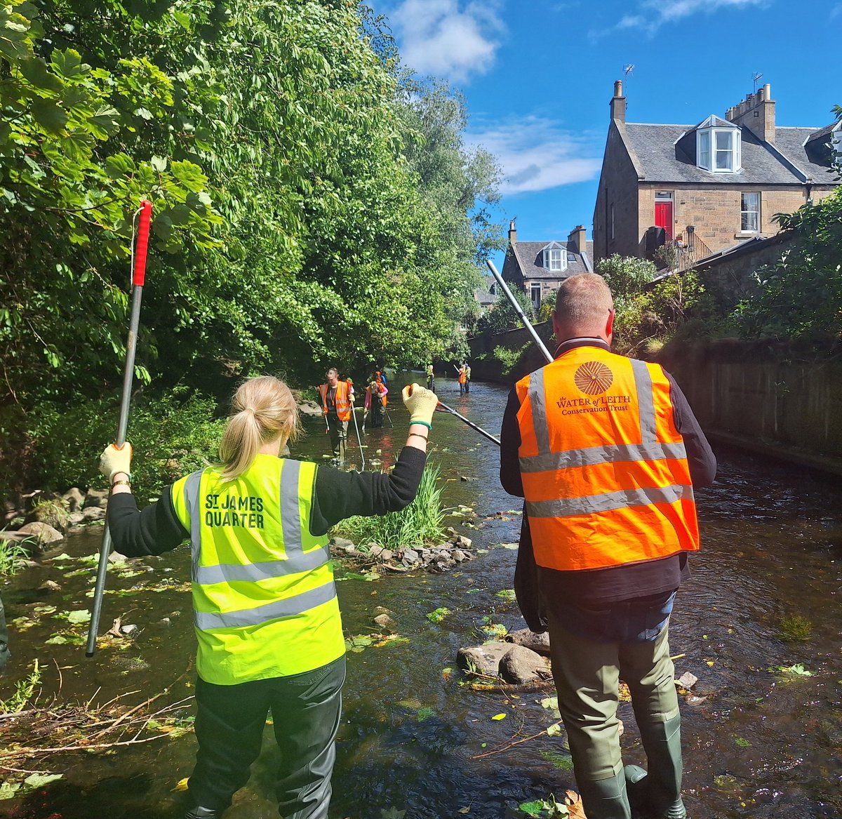 WOLCT's tweet image. Himalayan balsam season is upon us once more.

Thus, it was great to have extra eyes from the staff team of the St James Quarter this afternoon on the Rocheid path. Helping us remove this prolific invader from the river banks &amp;amp; rubbish

#corporatevolunteering @Edinburgh_CC #inns