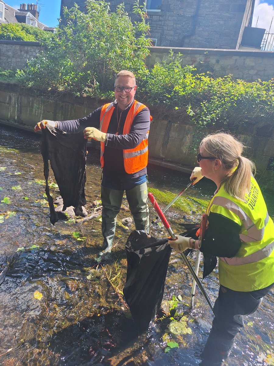 WOLCT's tweet image. Himalayan balsam season is upon us once more.

Thus, it was great to have extra eyes from the staff team of the St James Quarter this afternoon on the Rocheid path. Helping us remove this prolific invader from the river banks &amp;amp; rubbish

#corporatevolunteering @Edinburgh_CC #inns