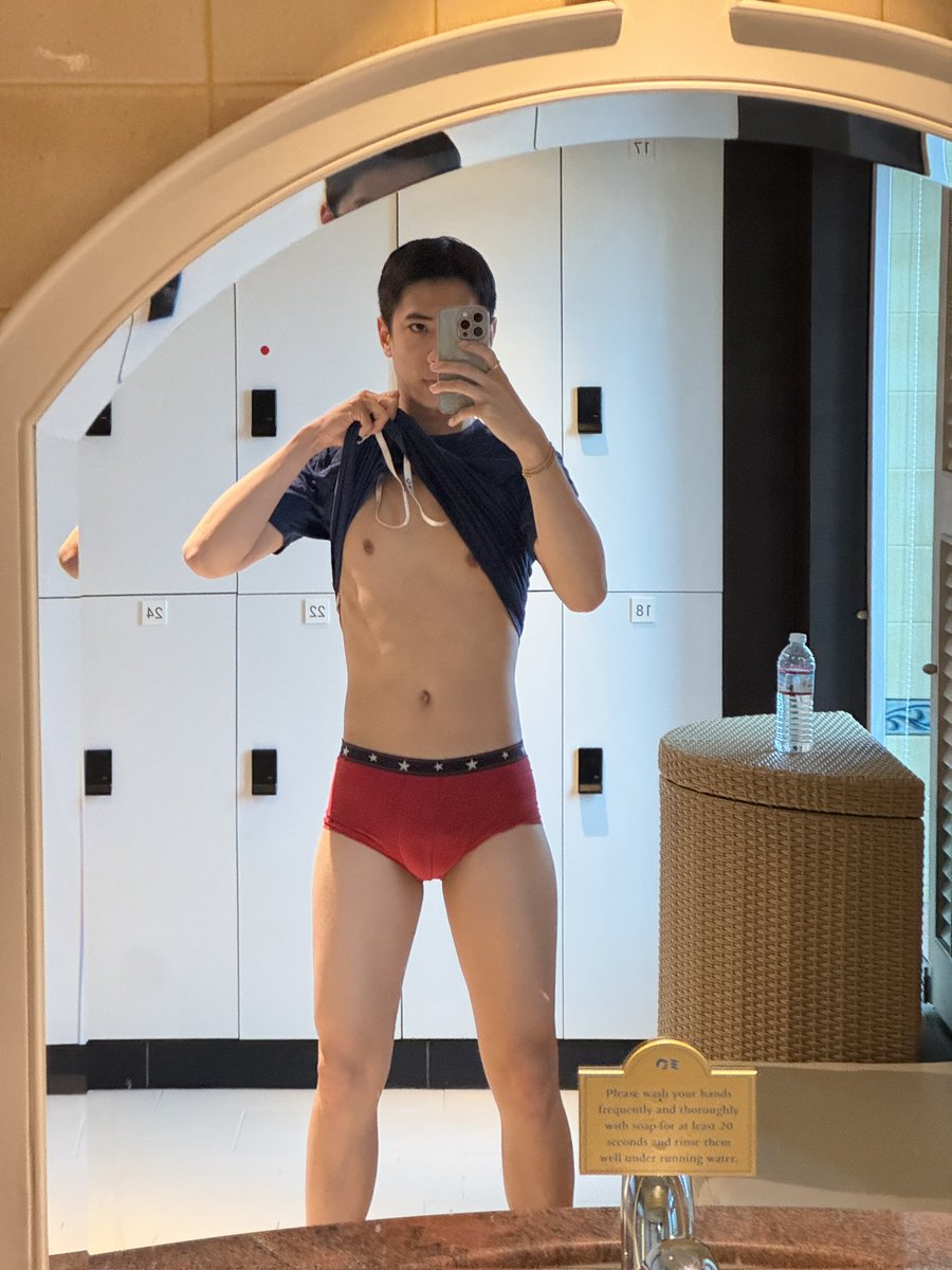 photwink's tweet photo. Checking my gym progress 😂 https://t.co/6KMk4Yd5ys