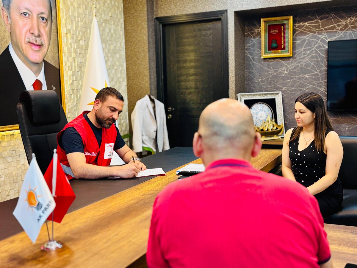 ibrahimgokcedg's tweet photo. 📍AK Parti Seyhan İlçe Başkanlığı

Türk Kızılay temsilcileri, ilçe başkanlığımızı ziyaret etti.
Bizler de bu anlamlı ziyarette kurban bağışımızı Kızılay aracılığıyla ihtiyaç sahiplerine ulaştırmak üzere teslim ettik.

Geçtiğimiz günlerde Sayın Cumhurbaşkanımız Recep Tayyip Erdoğan’ın da kurban bağışıyla örnek olduğu bu iyilik hareketine bizler de destek olmaktan onur duyuyoruz.

Paylaştıkça bereket artar, iyilik çoğalır.

#KurbanBereketiYılBoyuSürsün #Kızılay #AKPartiSeyhan #BirlikteGüçlüyüz

@omerrcelik @abuyukgumus
@ozmehmetemin @Tamer_Dagli @KaramikSunay  @abdullahdogru01 @farukaytek