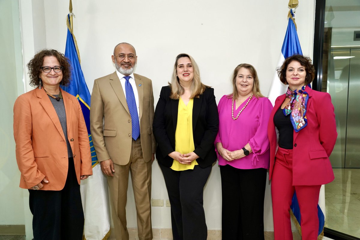 WFP_SV's tweet image. ¡Unidos por quienes más lo necesitan! 🌎

Hoy, @rlwfp, Sheila Grudem de @WFP_es y @OlgaGomezBID de @el_BID se reunieron para conversar sobre iniciativas que fortalecen la seguridad alimentaria en El Salvador 💪🇸🇻