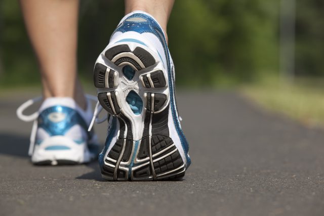 Does it feel like your sneakers have a flat tire? Most experts say replace them every 300 to 500 miles, but it might vary. See how your body and tennies might tell you that it's time for a new pair. ow.ly/nqgp50W0okL
