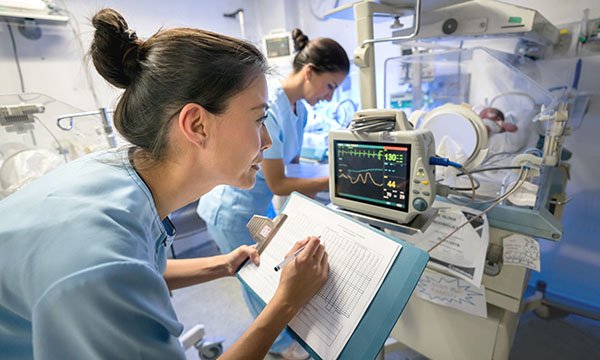 Using the national Paediatric Early Warning System (PEWS) for England: a nurse’s guide

This article describes the assessment, documentation and scoring of a child’s vital signs and observations to calculate a PEWS score.

journals.rcni.com/nursing-childr…