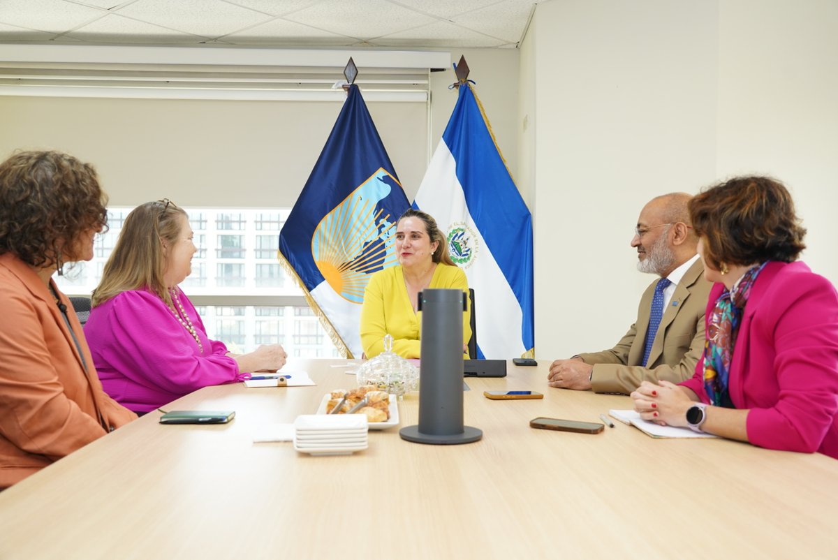WFP_SV's tweet image. ¡Unidos por quienes más lo necesitan! 🌎

Hoy, @rlwfp, Sheila Grudem de @WFP_es y @OlgaGomezBID de @el_BID se reunieron para conversar sobre iniciativas que fortalecen la seguridad alimentaria en El Salvador 💪🇸🇻