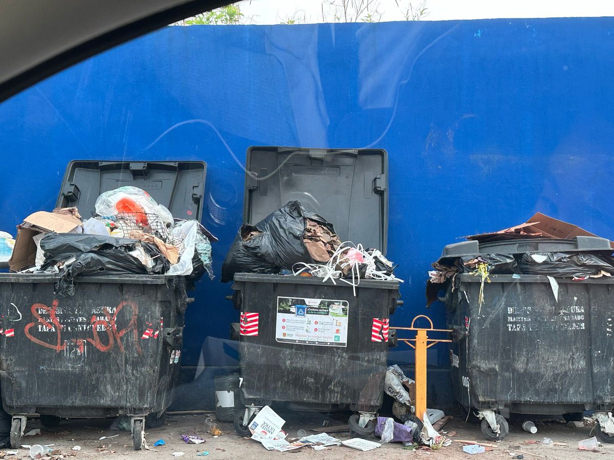 GabyCoutino's tweet photo. Por las calles de #TuxtlaGutiérrez se observa el descuido y la forma poco eficiente con que @Veolia_Mx realiza la #RecolecciónDeBasura en la capital de #Chiapas. Para el 2026 finalizará un contrato de 20 años que comprometió las #FinanzasMunicipales. ¿Cuál es el saldo del convenio? ¿Qué sigue? hay silencio de @TuxtlaCapital sobre el tema