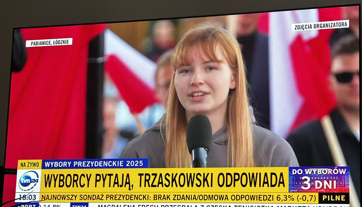 hytrekprosiecka's tweet image. Super dziewczyna na spotkaniu z @trzaskowski_ Młoda osoba, która napisała książkę i wręczyła ją ze swoim autografem 😃