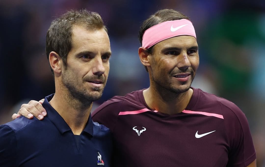 UniversTennis's tweet photo. Rafael Nadal a laissé un message pour Richard Gasquet sur ses réseaux sociaux 🇪🇸🇫🇷

🗣️ « Cher Gasquet, depuis que nous sommes enfants, nous avons partagé tant de moments ensemble, sur le court comme en dehors. Des centaines de tournois, de villes, de matchs…

Tout au long de ta grande carrière, ton talent a été reconnu dans le monde entier, et je suis heureux qu’aujourd’hui tu aies pu dire au revoir au tennis dans un endroit aussi spécial que #RolandGarros

Je te souhaite le meilleur pour la suite. »