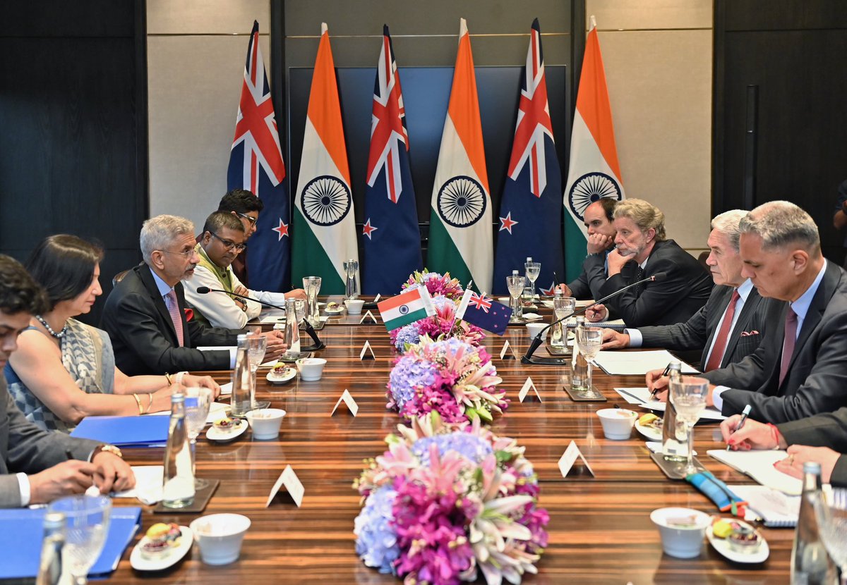 NewZealandMFA's tweet photo. The Minister met this evening with the Minister of External Affairs of India, Subrahmanyam Jaishankar.  

Ministers Jaishankar & Peters:

-discussed the strengthening ties between New Zealand and India over the past 18 months; 

-explored the next steps required to realise the bilateral relationship’s full potential; 

-spoke about recent developments in
both South Asia and the Pacific Islands region; and

-discussed how New Zealand and India can work together to ensure a stable, secure, and prosperous Indo-Pacific.  

Minister Peters also repeated his unequivocal condemnation of the Pahalgam terrorist attack.

🇮🇳 🤝 🇳🇿