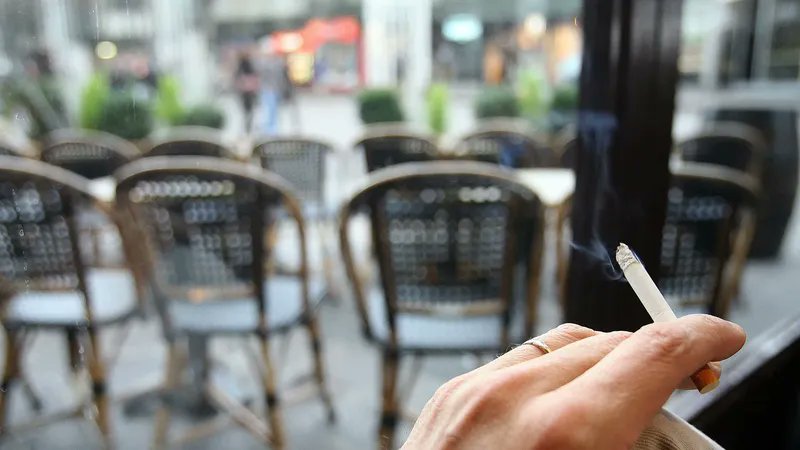 BFMTV's tweet photo. 🔴 ALERTE INFO 
Plages, parcs, stades... Fumer des cigarettes devient interdit dans tous les lieux "où il y a des enfants" à partir du 1er juillet
https://t.co/guOvkjSYjU https://t.co/LDfKp0mS8z