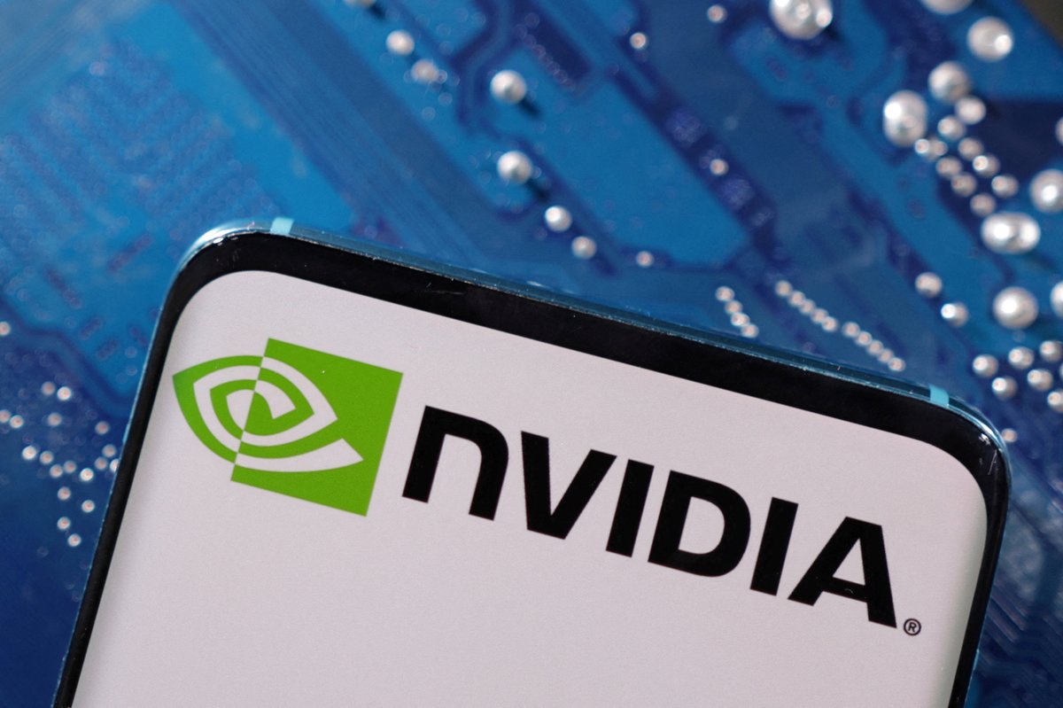 🚀 Nvidia : Blackwell brille malgré les restrictions

En pleine tempête commerciale, Nvidia rassure. Le géant californien a publié des résultats au-dessus des attentes, malgré les restrictions américaines sur l’exportation de puces IA vers la Chine. Résultat : +5 % en