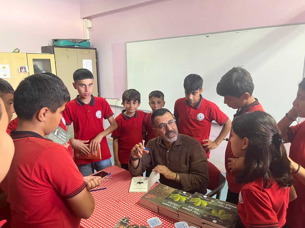 dikmenort's tweet photo. Okur-Yazar Buluşması kapsamında Eğitimci-Yazar Murat DOĞAN, öğrencilerimizle bir araya geldi. Kitap tanıtımlarının yapıldığı ve keyifli sohbetlerin gerçekleştiği etkinlikte,öğrenciler yazarla doğrudan iletişim kurma fırsatı buldu. Etkinlik,kitap imza töreniyle son buldu.💐
@tcmeb https://t.co/9c1QlkbmAM