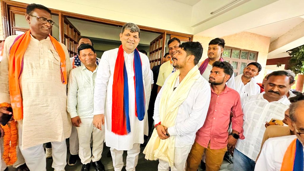 ShashankApnaDal's tweet photo. आज सर्किट हाउस आजमगढ़ में @ApnaDalOfficial के कार्यकारी राष्ट्रीय अध्यक्ष व राज्य सरकार में कैबिनेट मंत्री बड़े भैया मा० @ErAshishSPatel जी का आशीर्वाद प्राप्त हुआ, भैया ने अपनी शाल पहनाकर मुझे सम्मानित किया इसके लिए आपका सादर आभार! https://t.co/nO42u1BOfD