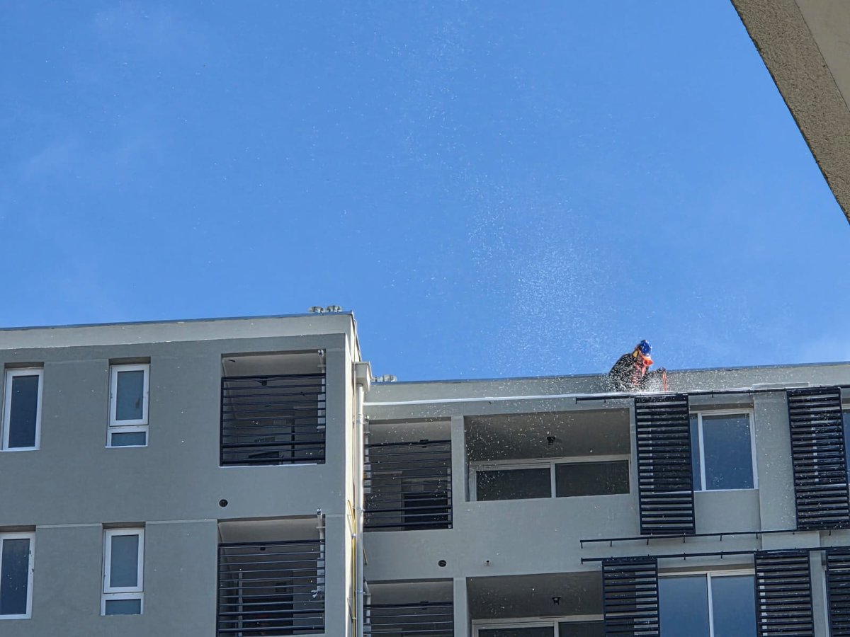 shigerug's tweet photo. @MuniCerrillos sres. DOM, por favor fiscalizar Condominio habitacional Lo errazuriz, se estan realizando trabajos contaminando el aire y ensuciando al Condominio Mirador Laguna y al parque. DS 144/61 https://t.co/nV3ST0Vpy4