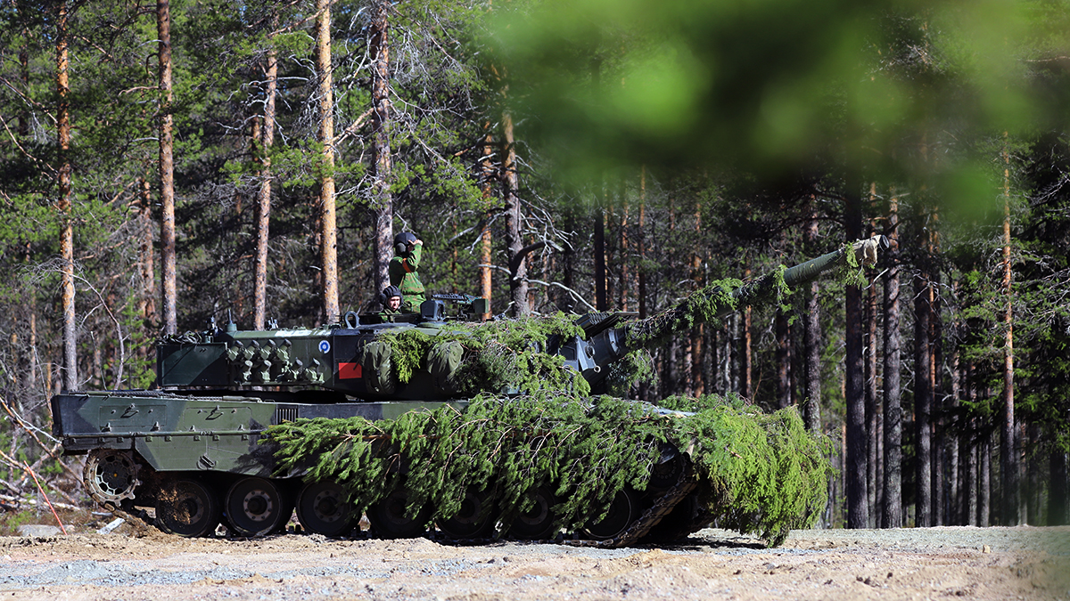 KainuunPR's tweet image. We had today extremely fruitful day with tank company, mechanized company and infantry between the 🇫🇮, 🇸🇪 and 🇬🇧 troops. We have the ability to cooperate with each other in Northern Finlands conditions. 🤝
#NorthernStar #kaipr #maavoimat @Defenceops @forsvarsmakten