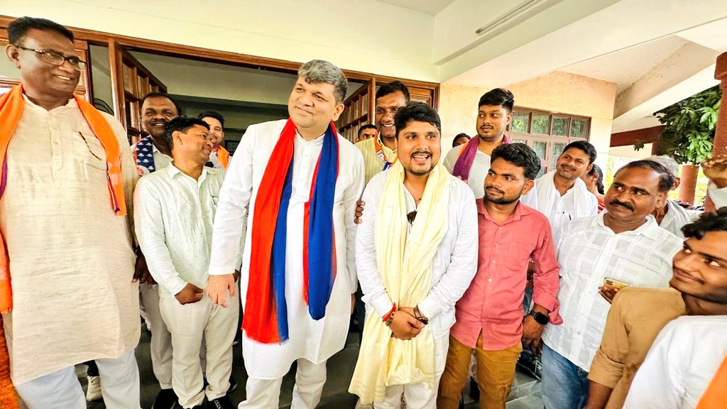 ShashankApnaDal's tweet photo. आज सर्किट हाउस आजमगढ़ में @ApnaDalOfficial के कार्यकारी राष्ट्रीय अध्यक्ष व राज्य सरकार में कैबिनेट मंत्री बड़े भैया मा० @ErAshishSPatel जी का आशीर्वाद प्राप्त हुआ, भैया ने अपनी शाल पहनाकर मुझे सम्मानित किया इसके लिए आपका सादर आभार! https://t.co/nO42u1BOfD