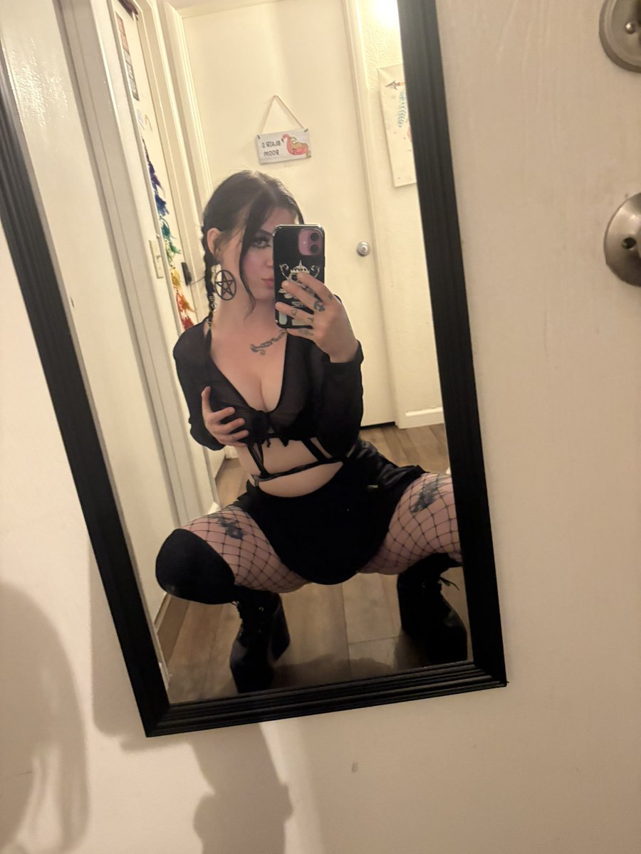 kissofdeathxxx's tweet photo. Come check out my linx  in bio. Siii more 😏 or dm to discuss more https://t.co/2O4lsSaLnc