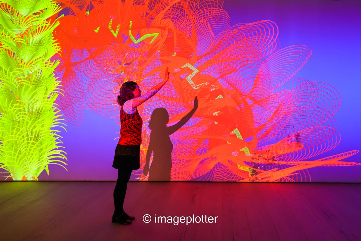 The beautiful 'Flowers' exhibition at <a href="/saatchi_gallery/">Saatchi Gallery</a> is re-opening due to popular demand, a second chance to see these fab works. An absolute pleasure to photograph this again, pics sets <a href="/Alamy_Editorial/">Alamy Editorial</a> and <a href="/avalondotred/">AVALON</a>