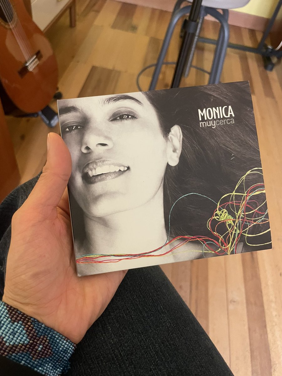 Muy Cerca…

Una pequeña joya 💎 que le dió el nombre a mi disco “Muy Cerca”. Es un sentimiento hermoso volverla a cantar. 

Aquí pueden oír la hermosa producción que hizo Felipe Alvarez

Muy cerca 🎧 open.spotify.com/track/7zIaPoSi…

#latinfolk #cancionesvitales