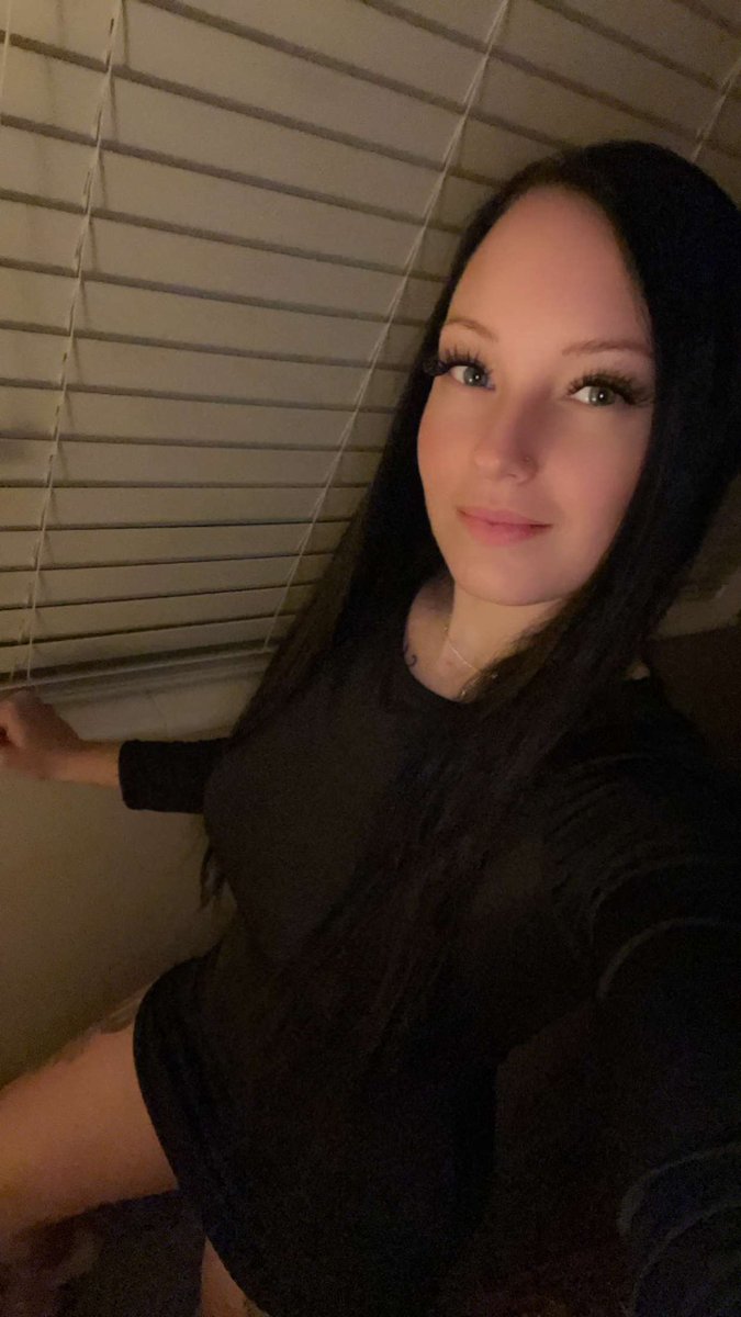 spooledupchick's tweet photo. Going through my pictures I wonder at times if I should’ve stuck with my black hair. 
#TREASURE #Sexy #Bold #Creator #Slut #Horny #cumtributeِs #Cum https://t.co/c1o1vmxy27