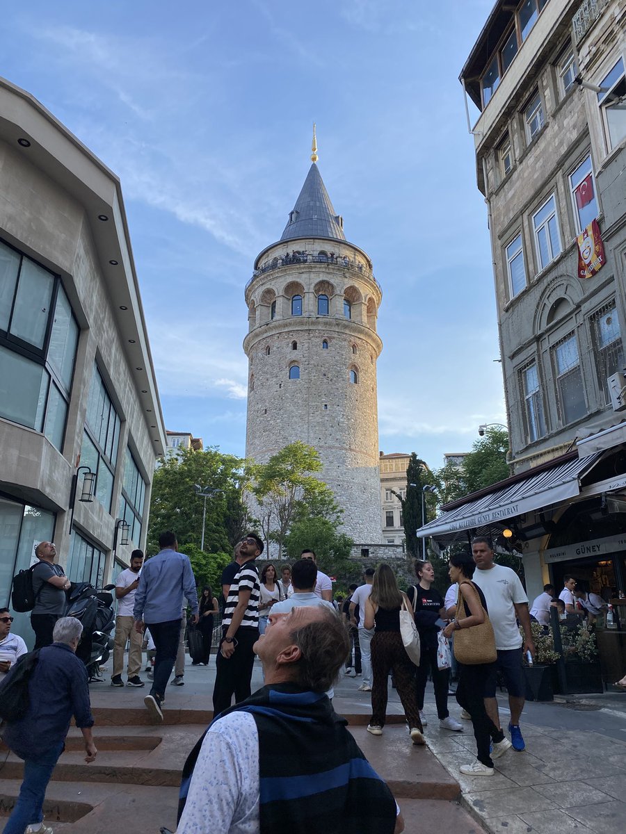 Her kez şu minarenin fotoğrafını çekiyor ama cami yok