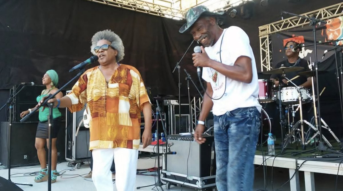 ElsimarPonde's tweet photo. Aquele 2015... 
Show de Dionorina e Jorge de Angélica no palco do Centro de Cultura Amélio Amorim no Festival Feira Noise https://t.co/HMDUxIxhSu