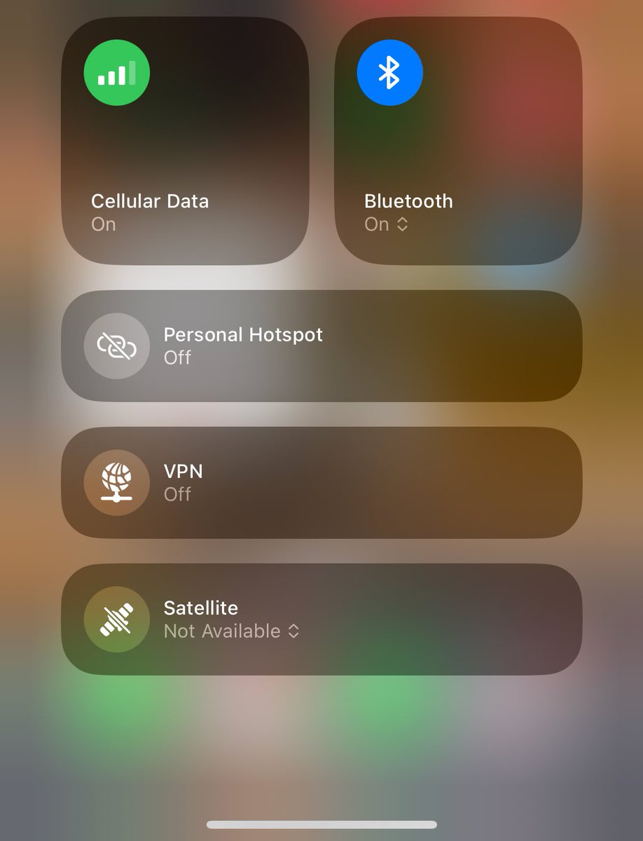 gabosalazar21's tweet photo. Conexión satelital para iPhone en México a partir de ya 🚨😱

Desde ayer se activó la función conexión satelital para los equipos que cuentan con esta antena en México (todos a partir del 14). ¿Qué puedes hacer y cómo funciona? 

Cuando tu iPhone no tenga señal celular ni wifi te dará la opción de conectarte a un satélite para enviar mensajes o compartir tu ubicación. Está función ya está activada en automático para dispositivos compatibles y te saldrá un aviso cuando no tienes señal para ayudarte a conectar a un satélite y mantenerte en contacto en situaciones de emergencia o simplemente estás lejos del área de cobertura de tu compañía celular.

Ahora, vamos a resolver las dudas:
¿Cuesta? No, no tiene costo por dos años para todos los usuarios en México.
¿Puedo mandar WhatsApp? No, los mensaje son por iMessage pero si la persona a la que vas a contactar no tiene iPhone le llegan los mensajes por SMS.
¿Puedo usar satelital aunque tenga señal celular? No, está función solo se activa cuando no estás en área de cobertura. Puedes probar el demo en tu dispositivo para que veas cómo funciona pero no envía mensajes a menos de que no tengas señal de otra forma.

Está es una función maravillosa, capaz de salvar vidas en caso de emergencia o desastres y da gusto que Apple convirtió a México en el 3er país en utilizar dicha tecnología. ¿Creen que algún día la utilizarán?