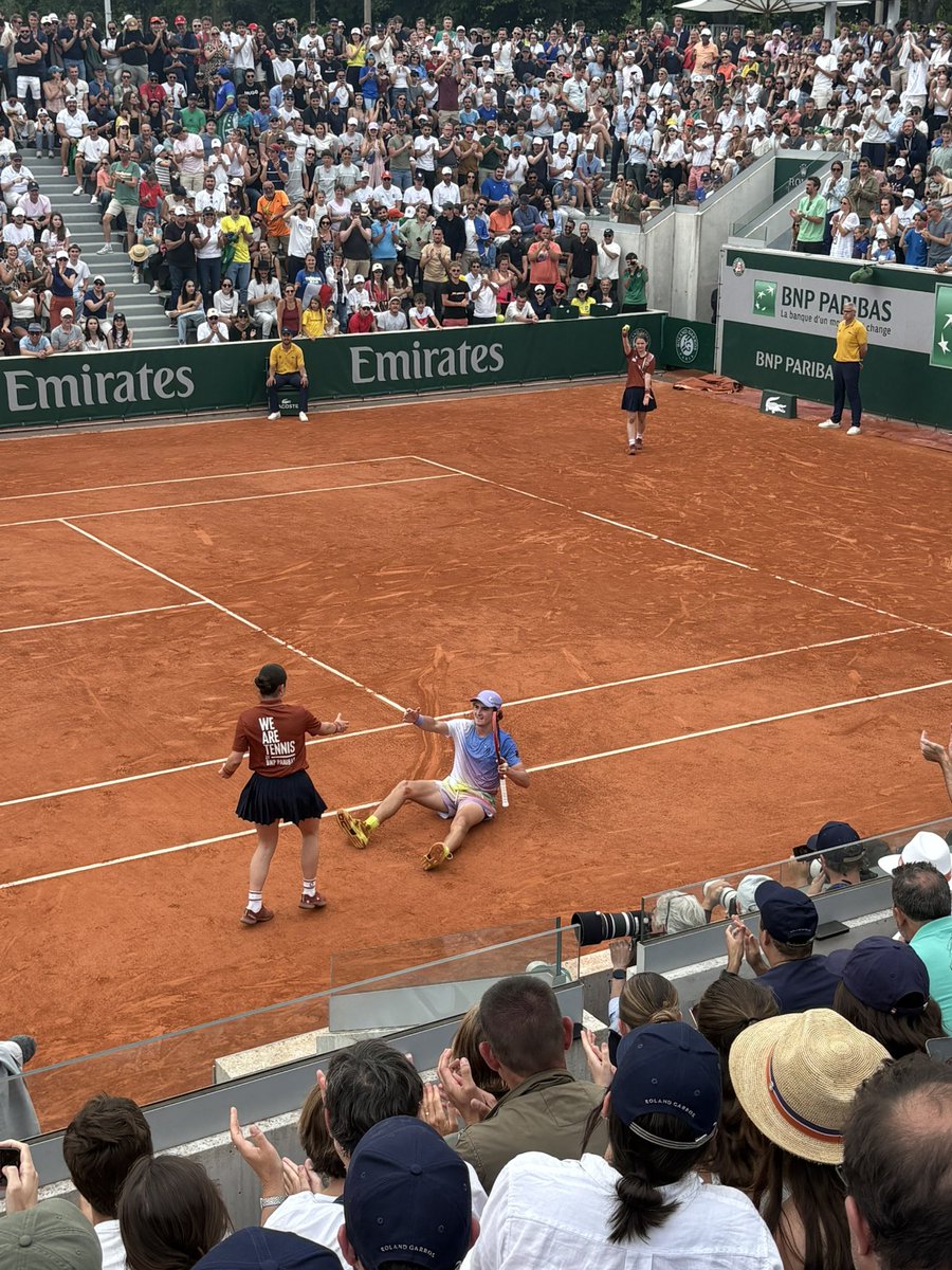 AntBocar's tweet photo. 🇫🇷❤️🇧🇷 such emotional match @rolandgarros #rolandgarros #annexe #fonseca #phh https://t.co/0MRz1vU1o3