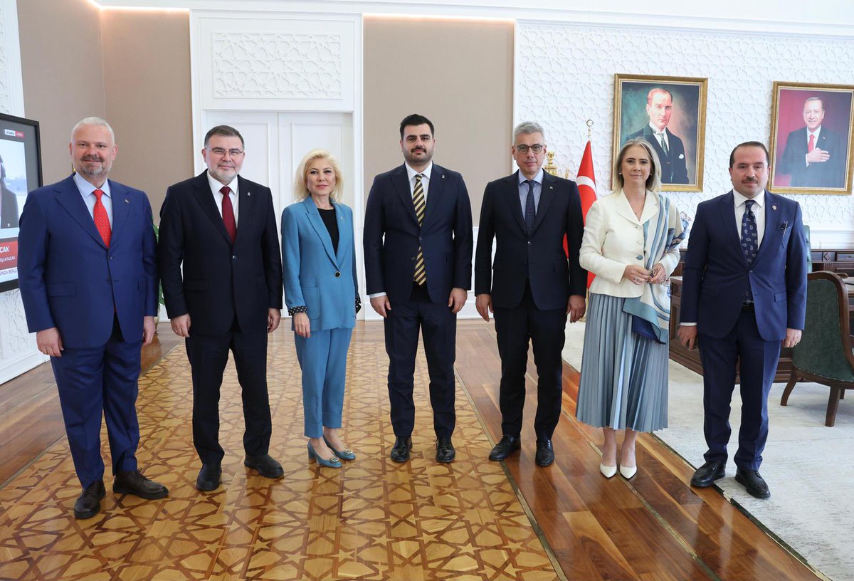 AK Parti Genel Sekreterimiz ve İzmir Milletvekilimiz Sn. Eyyüp kadir İnan, İzmir Milletvekillerimiz Sn. Yaşar Kırkpınar, Sn. Ceyda Bölünmez Çankırı, Sn. Şebnem Bursalı ve İl Başkanımız Sn. Bilal Saygılı ile birlikte Sağlık Bakanımız Sn. Kemal Memişoğlu’nu ziyaret ettik.